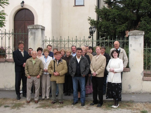 A résztvevők az evangélikus templom előtt - big