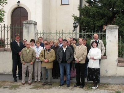 A résztvevők az evangélikus templom előtt - small