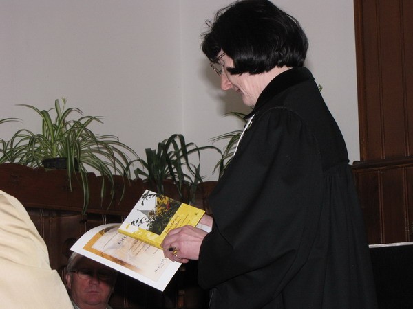 A búcsúzó presbiterek emléklapot és könyvet kaptak - big