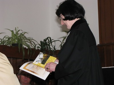 A búcsúzó presbiterek emléklapot és könyvet kaptak - small