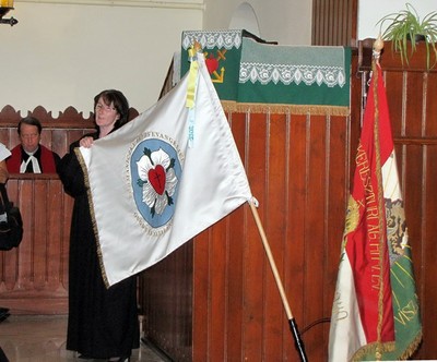 Nagyné Szeker Éva lelkész az iskola új zászlajával - small
